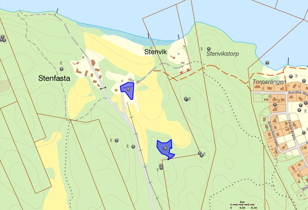 Figur 19. Väster m Stallarhlmens tätrt på fastlandssidan planeras nya bstäder. Inm detta mråde finns ett flertal frnlämningar, till exempel en bytmt ch ett mråde med fssil åkermark.