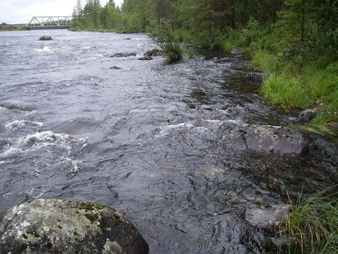 3.4.3 Järnvägsbron nedre obj 14 (7314810-1665063) Figur 27 visar elfiskelokalen obj 14, Abmoälven 2007-08-16 nerifrån och på kartan markerat med rött A.