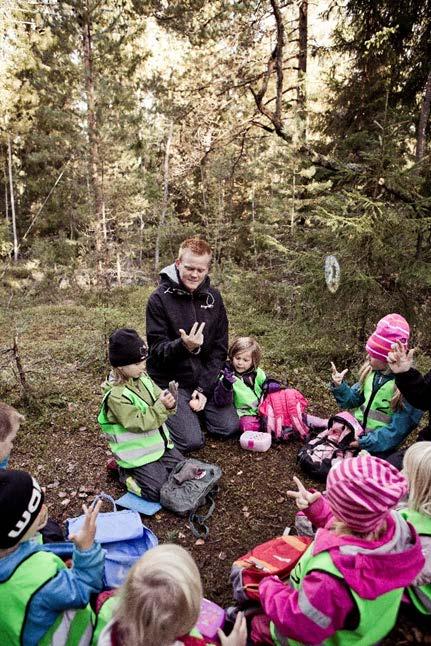 Utbildningsperspektiv Fakta om förskolan: Cirka en halv miljon barn går i förskolan i Sverige I kommunernas förskolor arbetar cirka 100 000 personer Förskolan står för cirka 11% av kommunernas