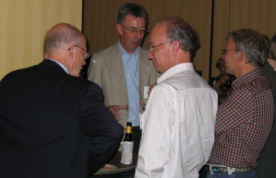 L a n tm ä te r ie t 2007-12-21 11 Figur 5: Börje Forssell, NTNU i Trondheim, Christer Berner, Rymdstyrelsen, Lars Ollvik, LTH och Gunnar Hedling, Lantmäteriet samtalar under mottagningen som hölls