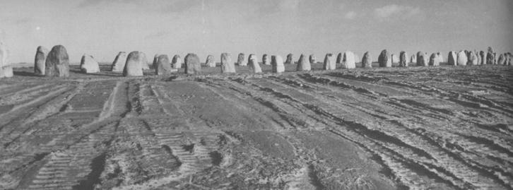 Efter restaureringen 9 intensifierades jordbruket i området kring Ales stenar. Detta medförde att sanden i den magra jordmånen lätt fångades upp av den stora stensättningen uppe på Kåsebergaåsen.