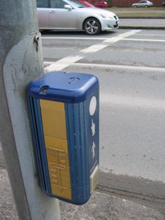 Icke ljud- och ljusreglerade övergångsställen utformas på samma sätt med skillnaden att övergångsskylten placeras där signalstolpen annars står. Bra utformad signalbox.