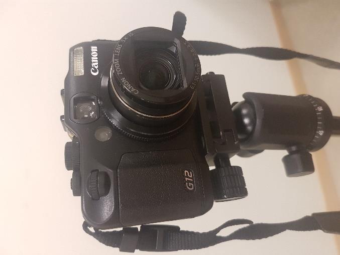 (se figur 3) (Apple Inc., 2013; Samsung, 2018). Figur 2. Digitalkamera, Canon PowerShot G12. Figur 3. Digitalkamera bakom bokstöd med surfplatta.