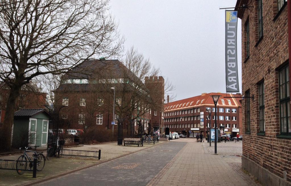 Vattenområden och strandskydd Inom planområdet finns inga vattenområden. Ingen del av marken berörs av strandskydd.