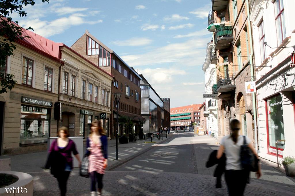 Förslag på utformning (exempel 1) - Vy från Köpmansgatan - Illustration White Arkitekter Byggnaden föreslås utformas som en u-formad volym med långsidan mot torget, som sluter torgrummet och blir ett