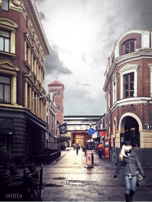 Mot Lilla torg uppförs byggnationen i tre våningar samt två trappvis indragna våningsplan (våning fyra och fem).