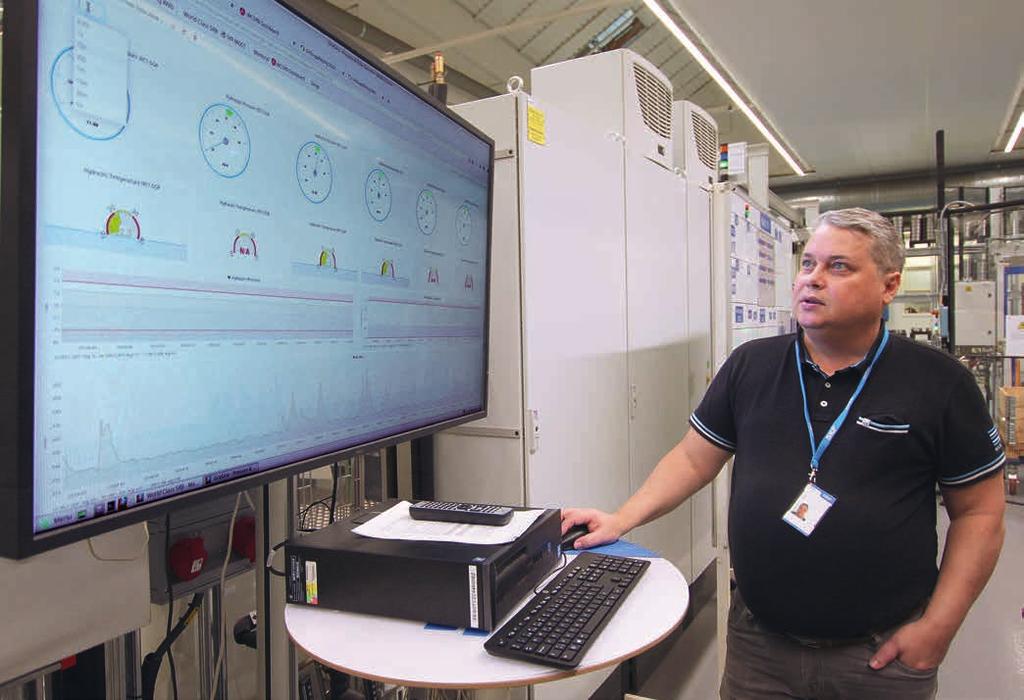 Vi kan få ut mängder av data Alla maskiner och utrustningar är uppkopplade och mängder av data fås ut som hjälper SKF att optimera produktionen och göra smarta underhållsinsatser i tid.