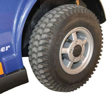Hjulbyte Om du får punktering på något av de luftfyllda däcken eller om något däck är så slitet att det behöver bytas ska du följa anvisningarna nedan.