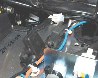 Säkringar Mini Crossern är utrustad med följande säkringssystem: Automatiskt överbelastningsskydd, som begränsar strömmen till motorn. Denna säkring är inbyggd i styrningen och kan inte justeras.