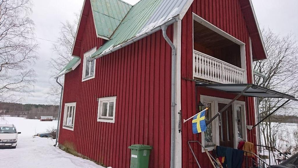 Järbo 76:1 2016-03-18 Sida 4 av 15 Sandvikens kommun Bostadshus Rödmålat hus med fasad av stående lockläktpanel.