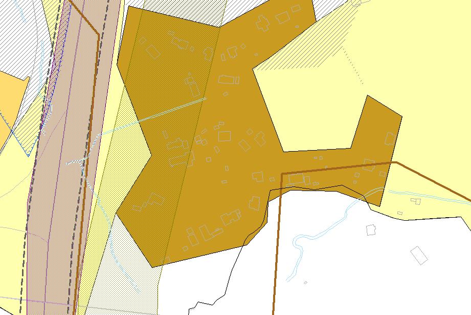 Figur 3 ÖP karta 2, förslaget markerat i ungefärligt läge, Grönt raster = R20 Föreslagen bebyggelse bedöms strida mot översiktsplanens utpekade område för större kraftledning (R20) men klarar dock