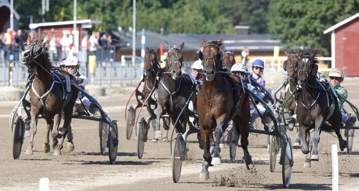 090628 200.000 kr till Turbo Viking Enzo Wibb och Leif Witasp kämpade sig förbi stallkamraten B.W.L.Power och Kajsa Frick på upploppet.