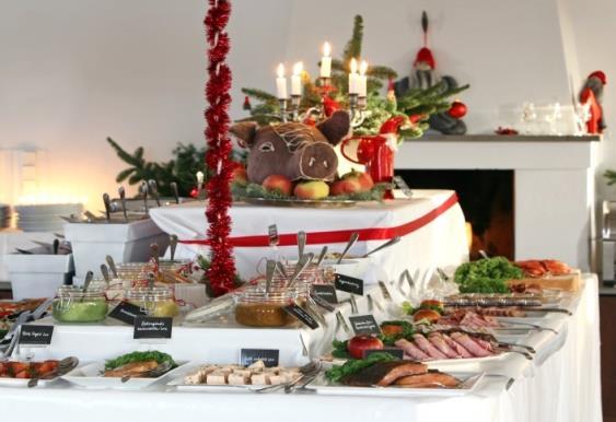 100 smaker från vårt julbord Våra duktiga kockar tillagar 100 spännande smaker i små munsbitar på vårt jul- och dessertbord. De arbetar med olika texturer och många smakkombinationer.