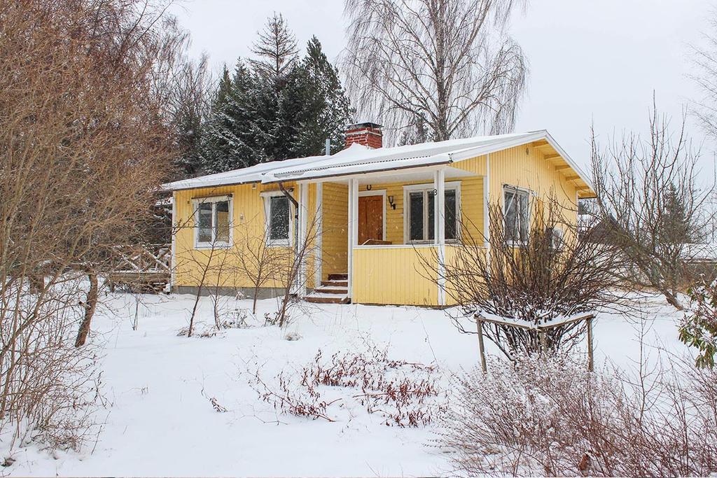 Från den charmiga altanen kan du njuta av kvällssolen. Huset är för närvarande klassat som fritidsbostad, men har tidigare även använts som fast bostad. Uppvärmning genom direktverkande el.