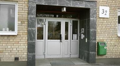 1950-TAL Under 1950-talet återgår entrén till att vara blickfånget på en fasad. Dörren har ofta en omfattning i tegel eller puts som tydligt markerar den i fasaden.
