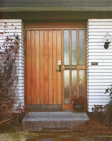I flerfamiljshus förekommer nu i stort sett enbart enkeldörrar, ofta kombinerade med ett eller två sidoljus.