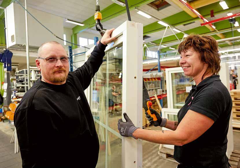 Foto: Hans Runesson Kenneth Johansson och Mikaela Andersson på Inwido Produktion AB.