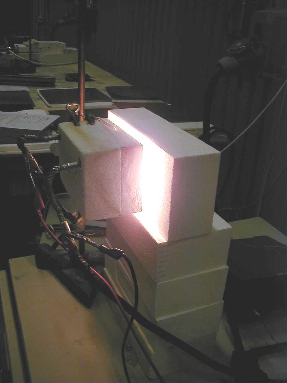 Värmning med IR-paneler IR-strålaren bestod av ett meanderformat värmeelement monterat på en reflektor av keramisk fiber. Strålarens värmeavgivande yta var rektangulär, 120 x 70 mm.