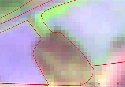 I den vänstra bilden (flygbild) är det mörka område som är nord och nordost om den röda linjen skuggor. I den högra bilden visas satellitbilden med blockgränserna i rött.