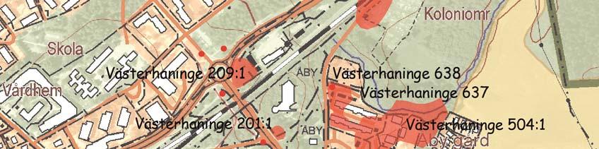 Fig 2. Platsen för förundersökningsytan markerad med svart pil på fas ghetskartan. Registrerade lämningar i fornminnesregistret markerade med rö. Skala 1:8000.