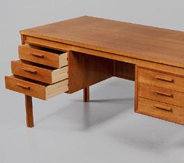 Längd 200 cm, bredd 53 cm och höjd 72 cm. Skaderapport: Bruksslitage. Proveniens: Kontor Frantzén.