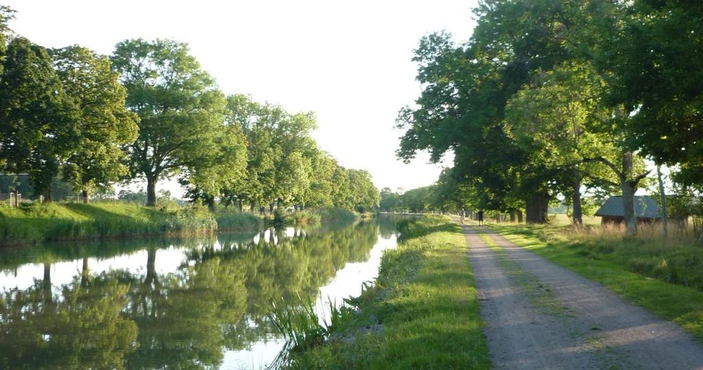 Att kanalen under sin 190 kilometer långa sträckning från Sjötorp vid Vänern till Mem i Östersjön passerar två regioner och sju kommuner innebär särskilda utmaningar.