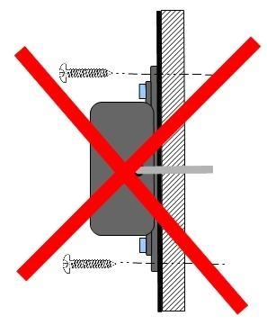 Ett minimum av 1 meters avstånd från alla sådana föremål bör därför iakttas (för att motverka störningar). Detta inkluderar högtalare och radioapparater med inbyggda högtalare.