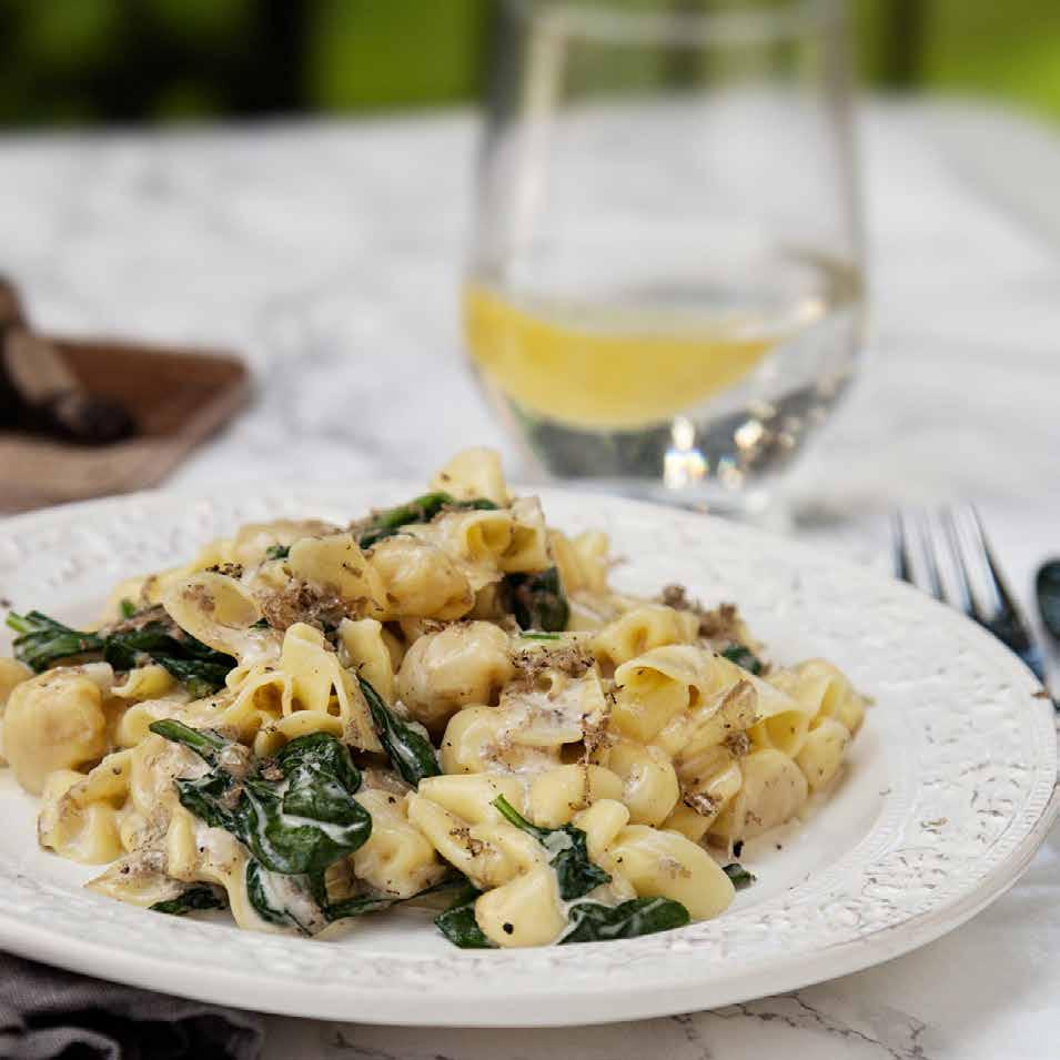 KRÄMIG PASTA med parmesan och spenat Ca 0 min Pasta ½ gul lök 1 vitlöksklyfta 1 msk smör* 3 dl grädde ½ tsk salt* krm svartpeppar* pkt färsk pasta 75 gram riven parmesanost 1 förp spenat * Bra att ha