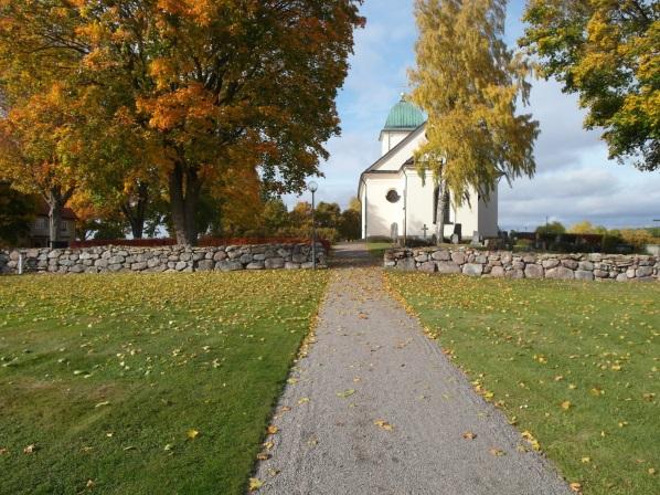 Bakgrund Basfakta om objektet Beskrivning och historik Den äldsta kyrkan på platsen uppfördes sannolikt under äldre medeltid.