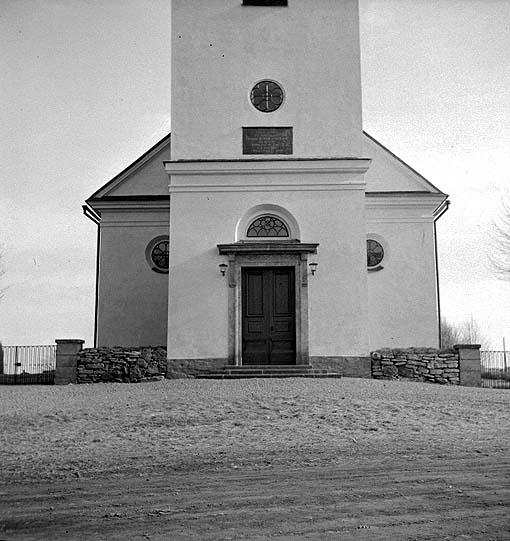 Den förlades i fonden av en lång allé i en medveten gestaltad miljö runt slottsanläggningen. Kyrkan utsattes för en brand 1808, men återuppbyggdes samma år.