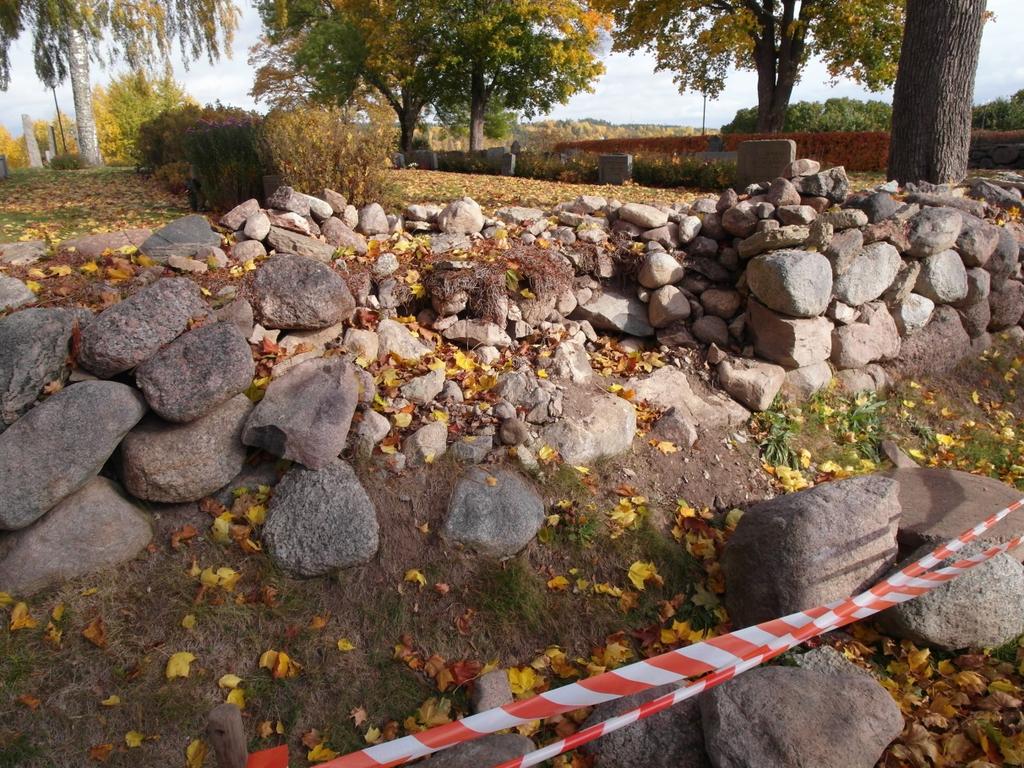 Den mest omfattande murskadan i södra muren. Västra kyrkogårdsmuren.