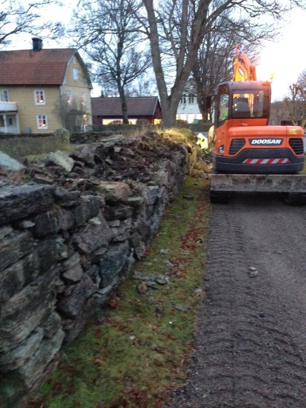 Yttermanteln i de skadade delarna har plockats ner och fyllningen av sten och jord har grävts ut.