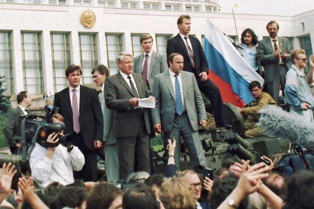 1985-89: Kalla kriget avslutas Östblockets regimer måste lära sig att stå på egna ben, lyder budskapet från Sovjetunionens nye ledare, Michail Gorbatjov.