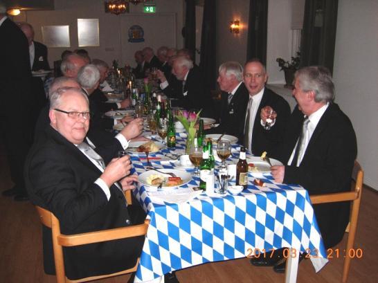 Förväntansfulla bröder och vänner intog matsalen under tonerna från Grönsteds eminenta brassband.