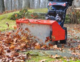 a kan användas till att ta bort löv och skräp, rengöra marksten, mossriva gräsmattan och sopa