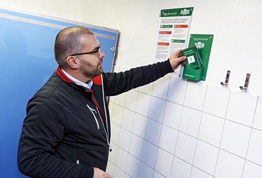 TRYGGHET Michael Bergman sätter upp den nya informationen i en av tvättstugorna i Skärholmen. Tillsammans för trygghet Stockholm är en av världens tryggaste huvudstäder.
