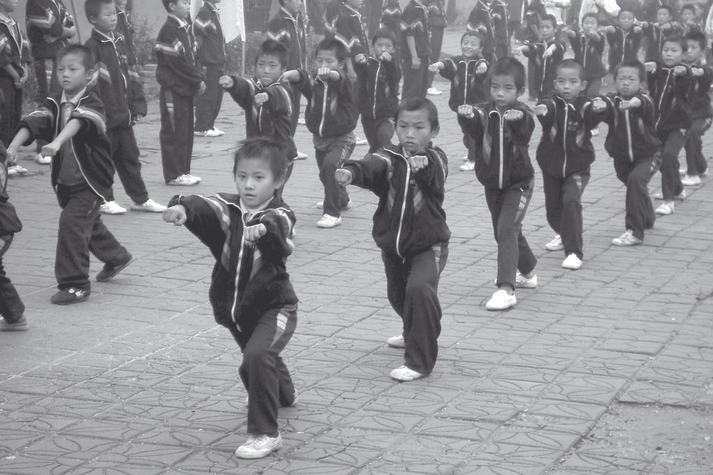 Svenska Budo & Kampsportsförbundet Wushuträning utanför en skola i shaolin, Kina, i samband med 1:st World Traditional Wushu Festival.
