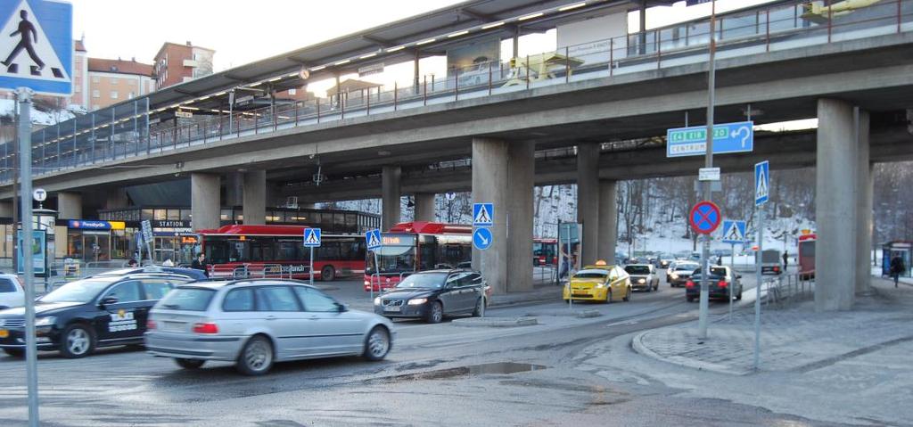 Även längs lokalvägen, Värmdövägen, är det idag kapacitetsproblem. På samma sätt som trafiken på väg 222 drabbas av problemen vid Skurubron hamnar trafiken längs Värmdövägen i samma köer.