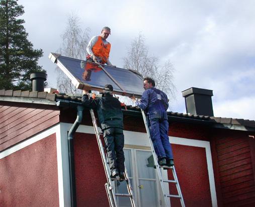 Låt två man lyfta underifrån gående på två stegar och en man lyfter i bandet från taket.