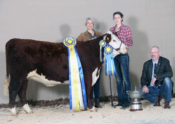 ELMIA 2013 894 GPH Mainglor Fr Hai P828 Supreme Champion Hereford och... BÄST IN SHOW HONDJUR! L2R: Helena Jonsson, Lowa Göransdotter and Göran Johansson.