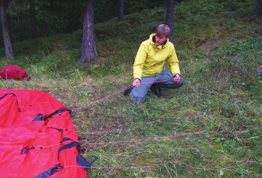 obs: Kliv aldrig på tältet då evtuella vassa föremål kan skada tältväv.