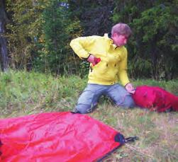 Lägg ut och fäst tältet & Tag ut tältet ur tältpås och fäst av staglinorna i din ryggsäck eller motaran.
