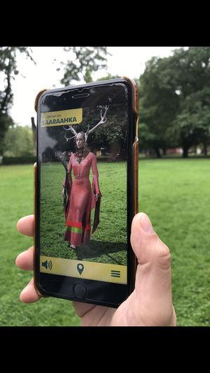 Många konstnärer arbetar idag med augmented reality (AR) eller förstärkt verklighet på svenska.