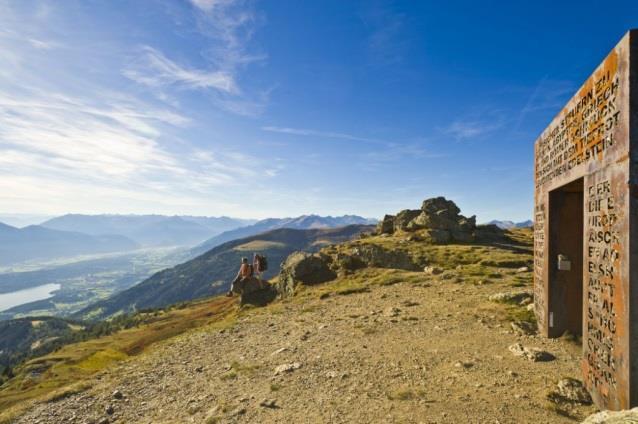 Efter någon timmes vandring kan ser du dig om och har den första fina utsikten över Millstätter See. Efter ytterligare någon timmes vandring når du Hansbauerhütte.