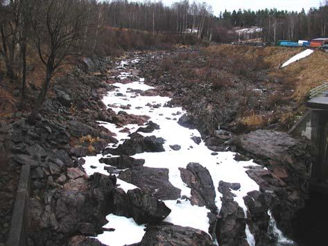 Nytt bottenmaterial tillförs samtidigt som