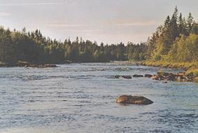 Genom detta skulle det djupa och det lugna området nedströms, och innanför stenkistan, som slutar mot en mycket stor sten, bli ordentligt strömsatt.