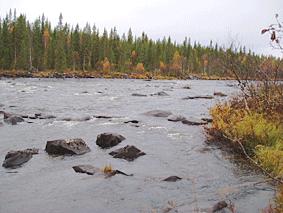 Tillsammans med åtgärd 13 återskapar detta en naturligare älvsträcka. Åtgärd 14 före och efter restaurering.