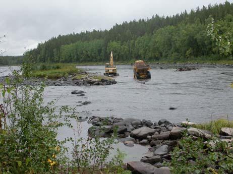 placerades ut i fåran (29 lass, 232 m 3 ). Delar av brytaren arbetades ut med grävmaskin i närområdet vid brytaren, både på insidan och utsidan.