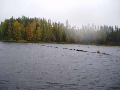 Ett antal ståndplatser skapades i älven utanför brytaren med hjälp av större