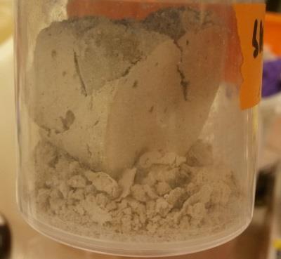 4ppm som är spår av anhydroxylosenheter, de svagare topparna av hemicellulosa vid 1.8 samt 1.
